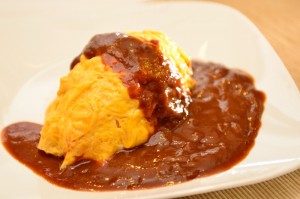 オムライス900円 （omelet with a filling of ketchup-seasoned fried rice）